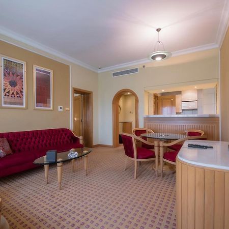 Officers Club & Hotel Абу Даби Екстериор снимка A suite at the hotel