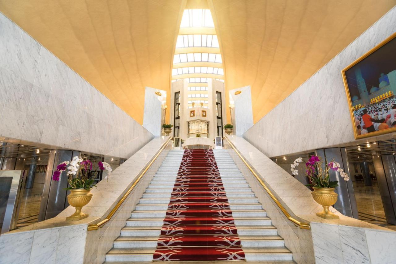 Officers Club & Hotel Абу Даби Екстериор снимка The staircase of the hotel