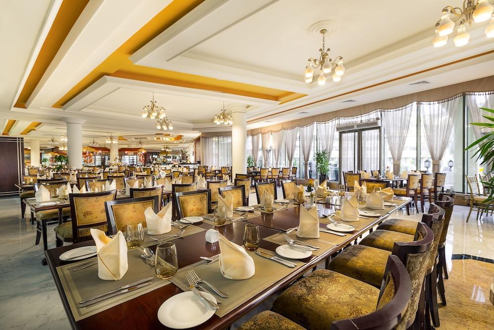 Officers Club & Hotel Абу Даби Екстериор снимка The restaurant