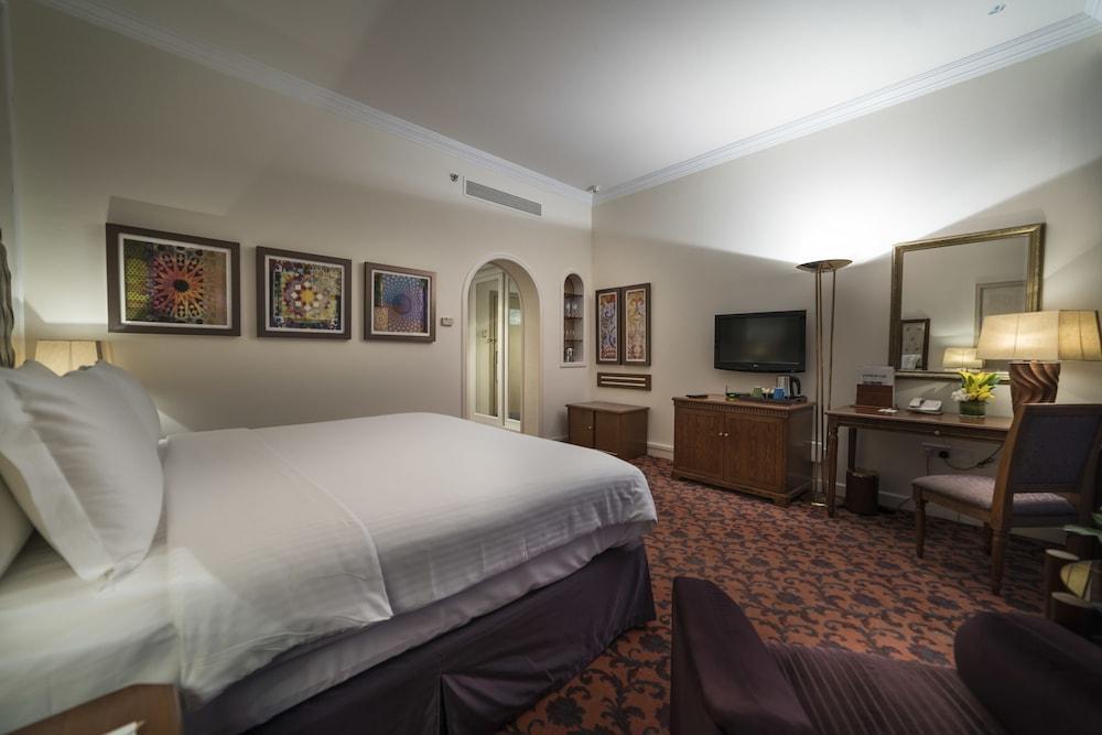 Officers Club & Hotel Абу Даби Екстериор снимка A room at the hotel