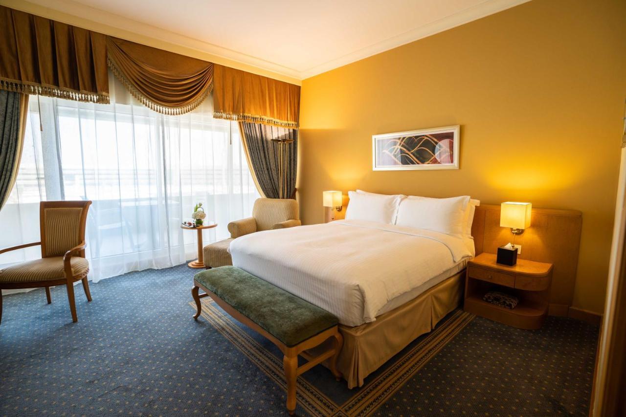 Officers Club & Hotel Абу Даби Екстериор снимка A room at the hotel