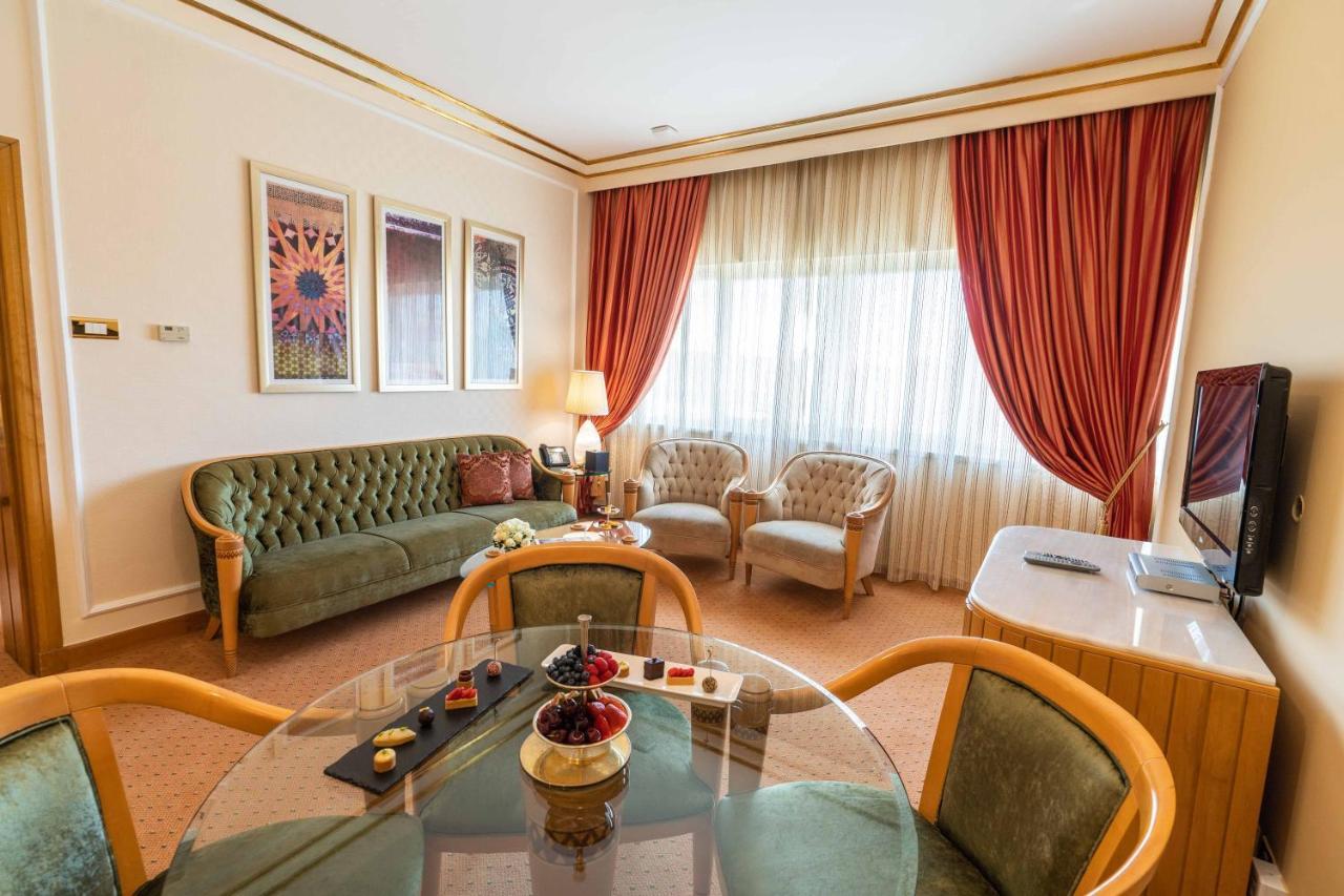 Officers Club & Hotel Абу Даби Екстериор снимка A living room in a suite at the Grand Hotel