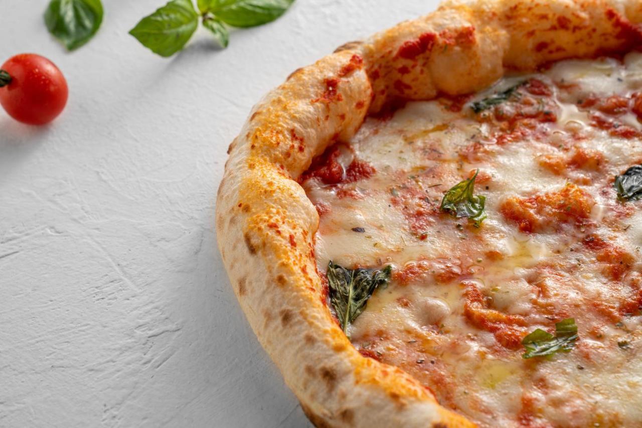 Officers Club & Hotel Абу Даби Екстериор снимка A pizza with a deep-dish crust