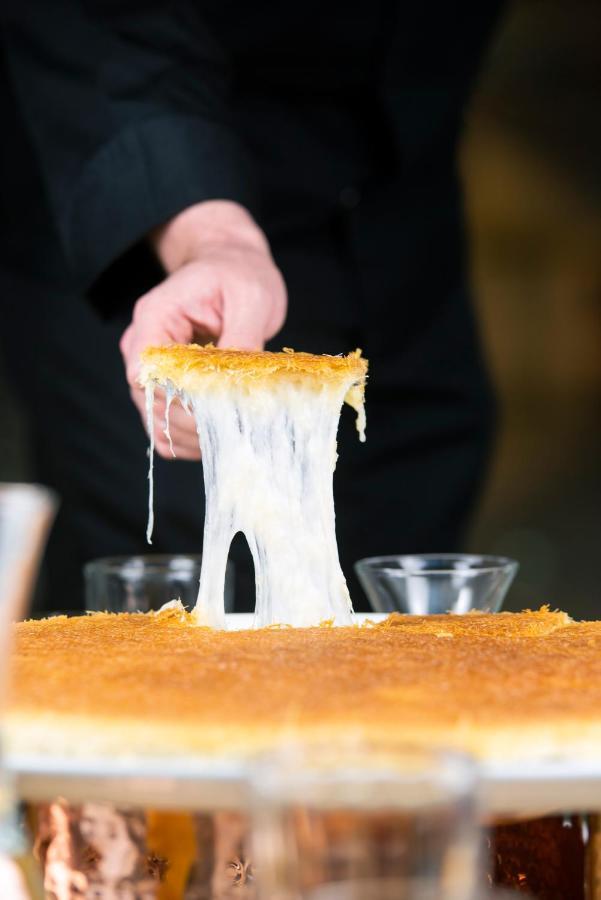 Officers Club & Hotel Абу Даби Екстериор снимка A cheese pull