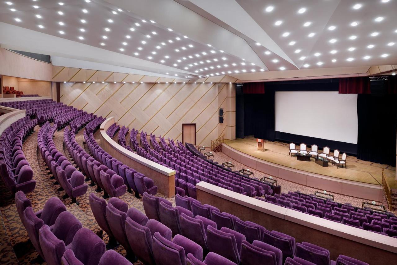 Officers Club & Hotel Абу Даби Екстериор снимка The Auditorium