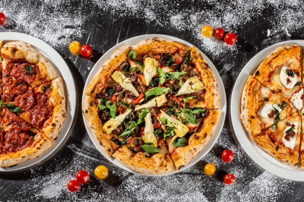 Officers Club & Hotel Абу Даби Екстериор снимка Pizzas from the restaurant