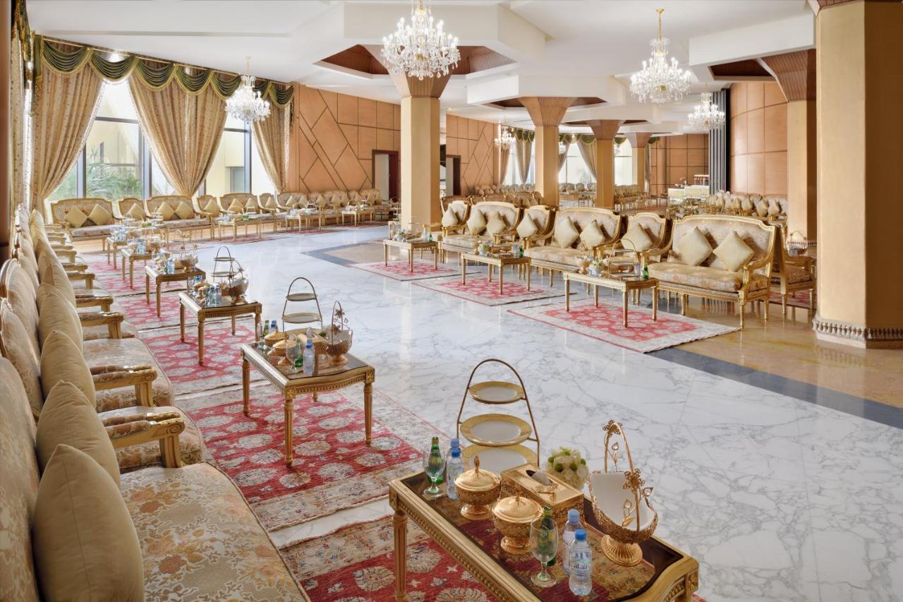 Officers Club & Hotel Абу Даби Екстериор снимка The Majlis Al Arab Ballroom