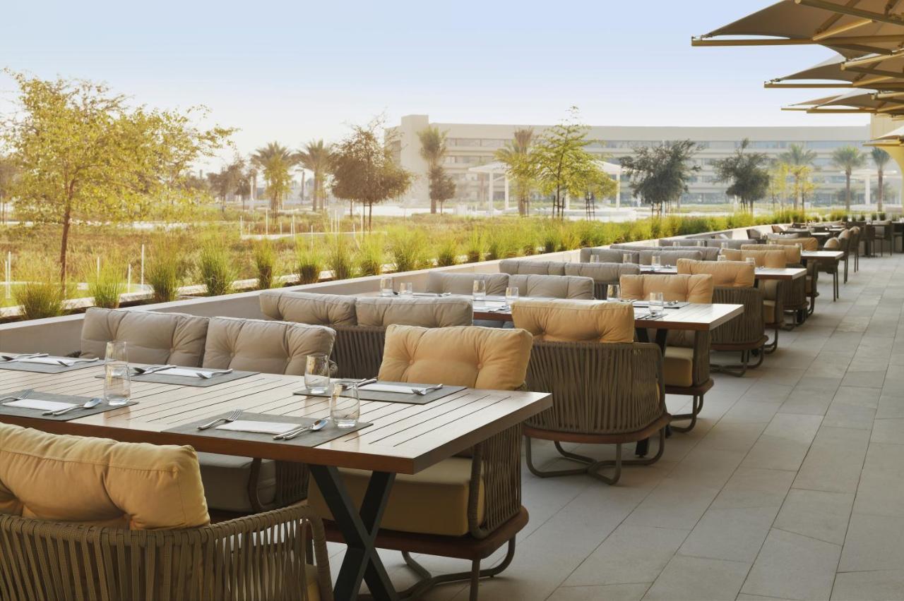 Officers Club & Hotel Абу Даби Екстериор снимка The Terrace