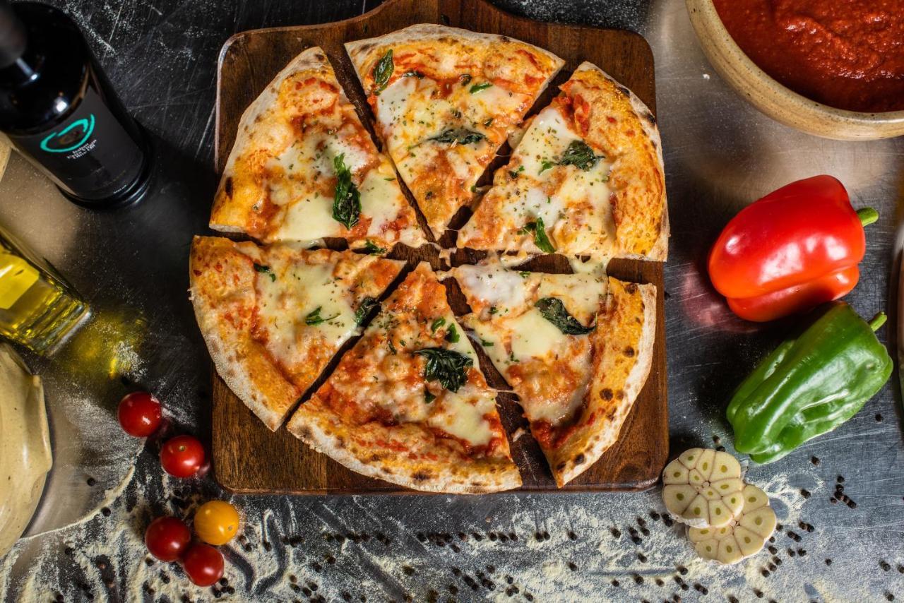 Officers Club & Hotel Абу Даби Екстериор снимка Pizza