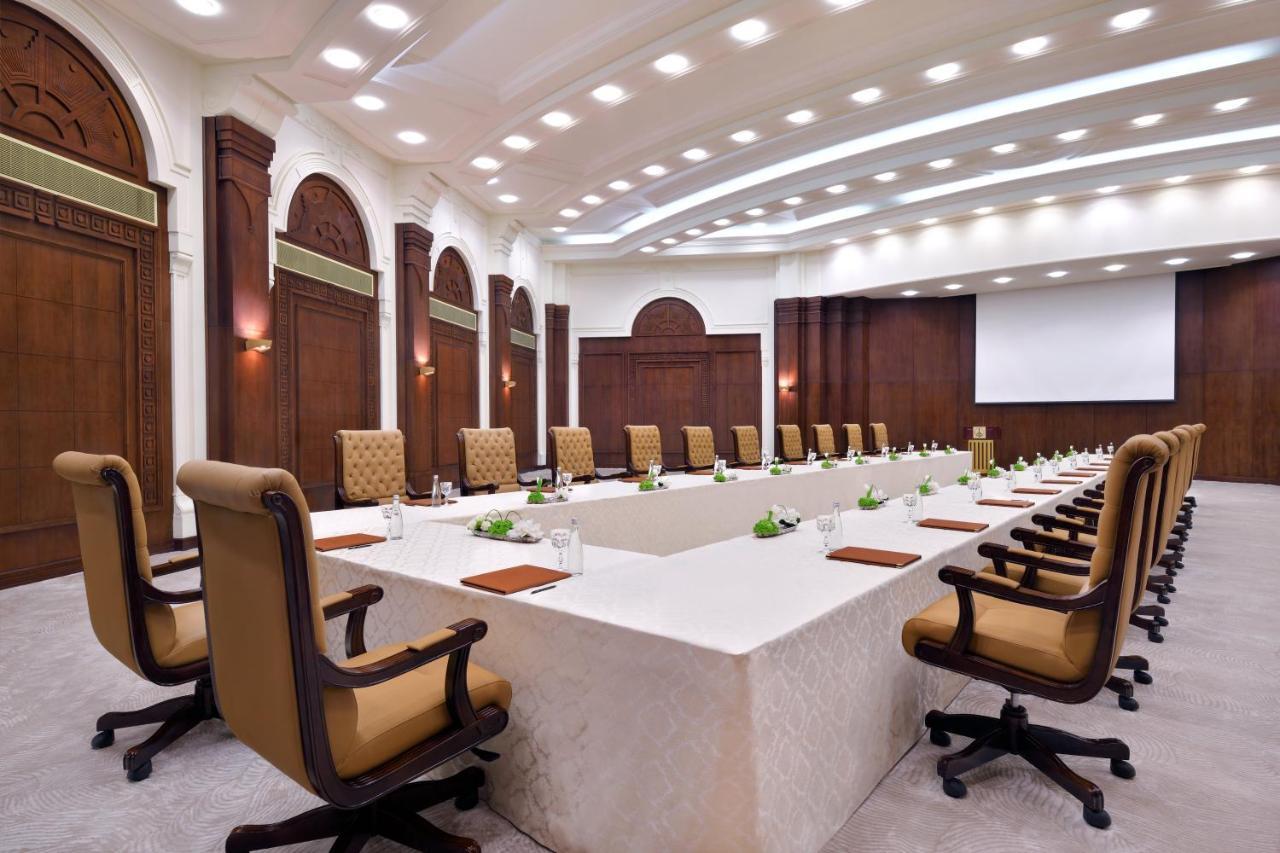 Officers Club & Hotel Абу Даби Екстериор снимка Meeting room at the Taj Mahal Palace, Mumbai