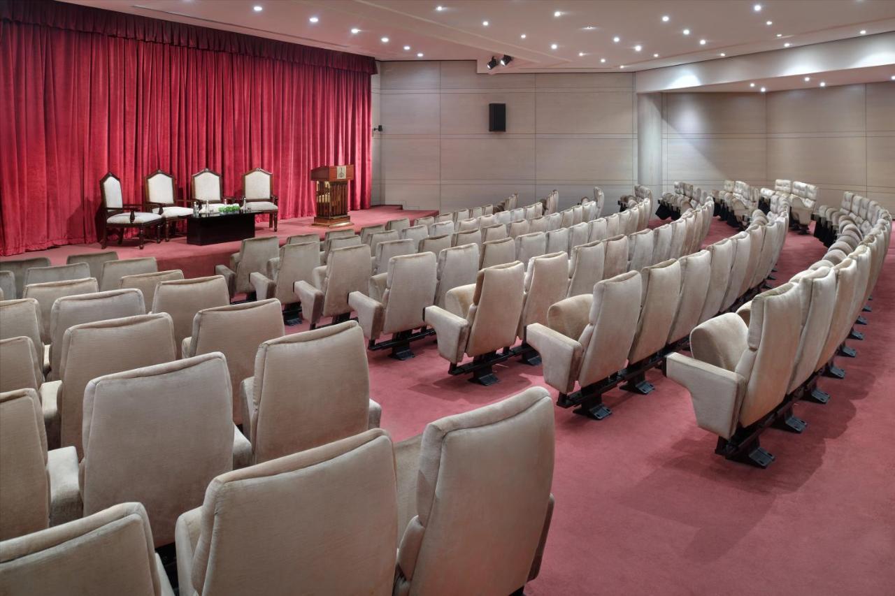 Officers Club & Hotel Абу Даби Екстериор снимка The main auditorium