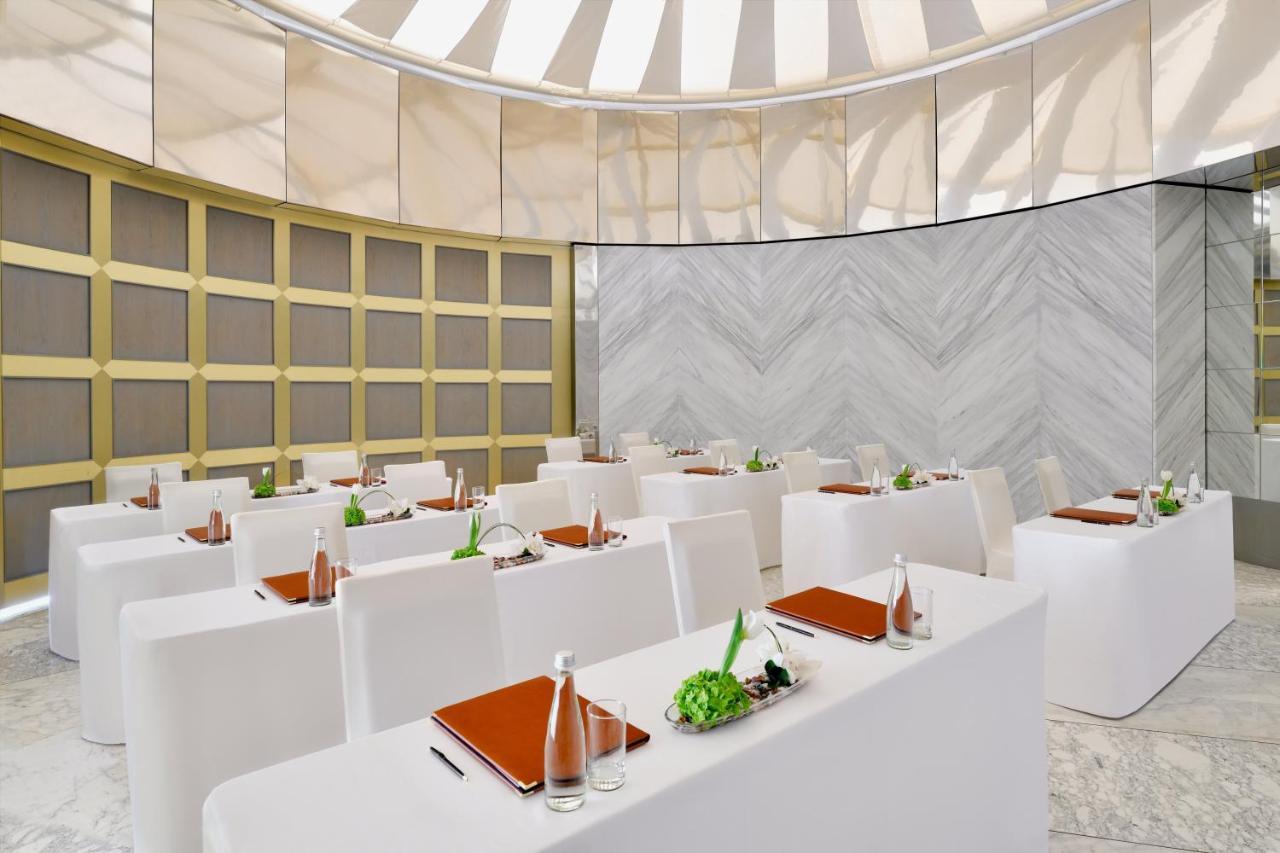 Officers Club & Hotel Абу Даби Екстериор снимка The meeting room