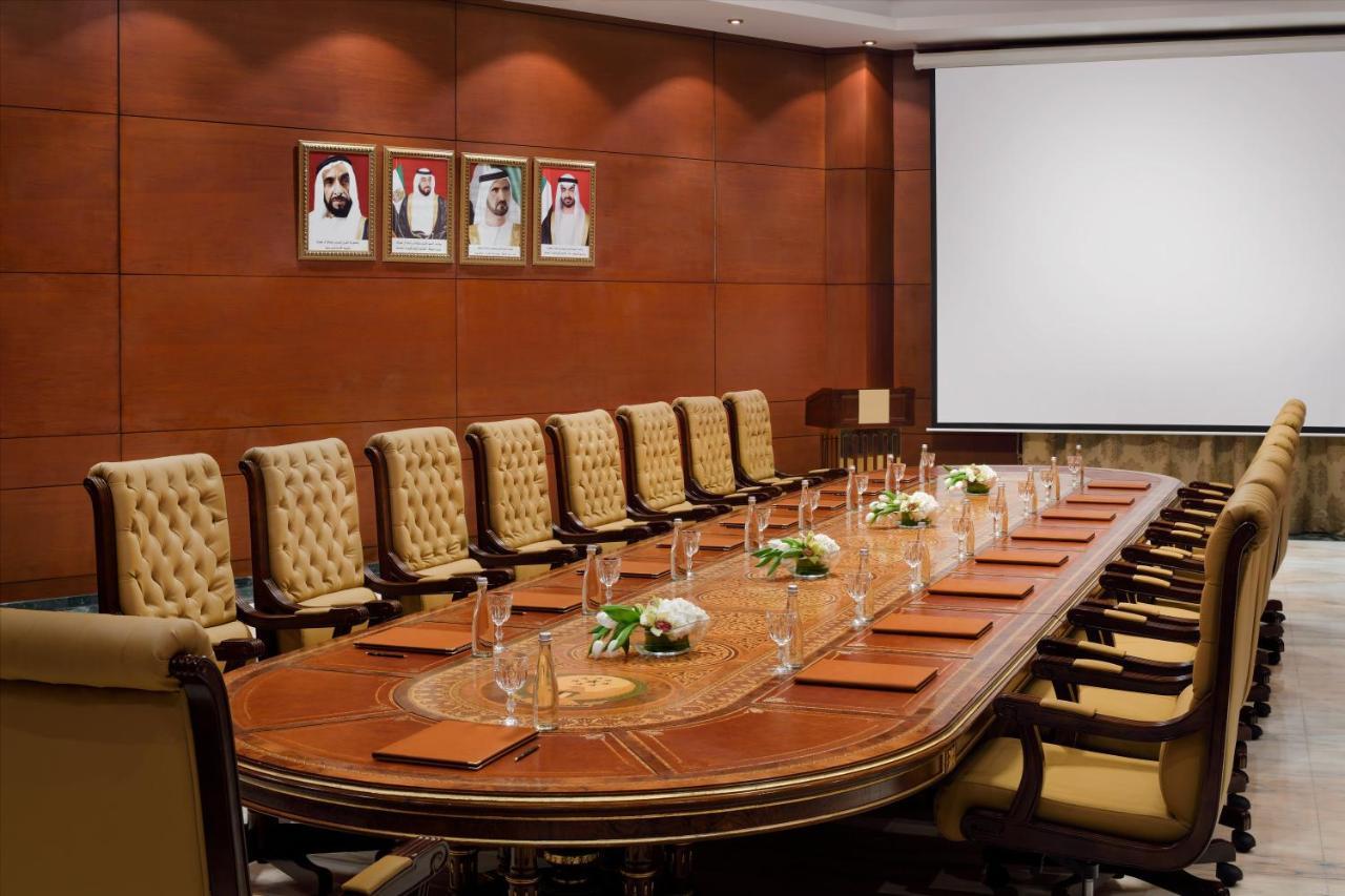 Officers Club & Hotel Абу Даби Екстериор снимка A boardroom