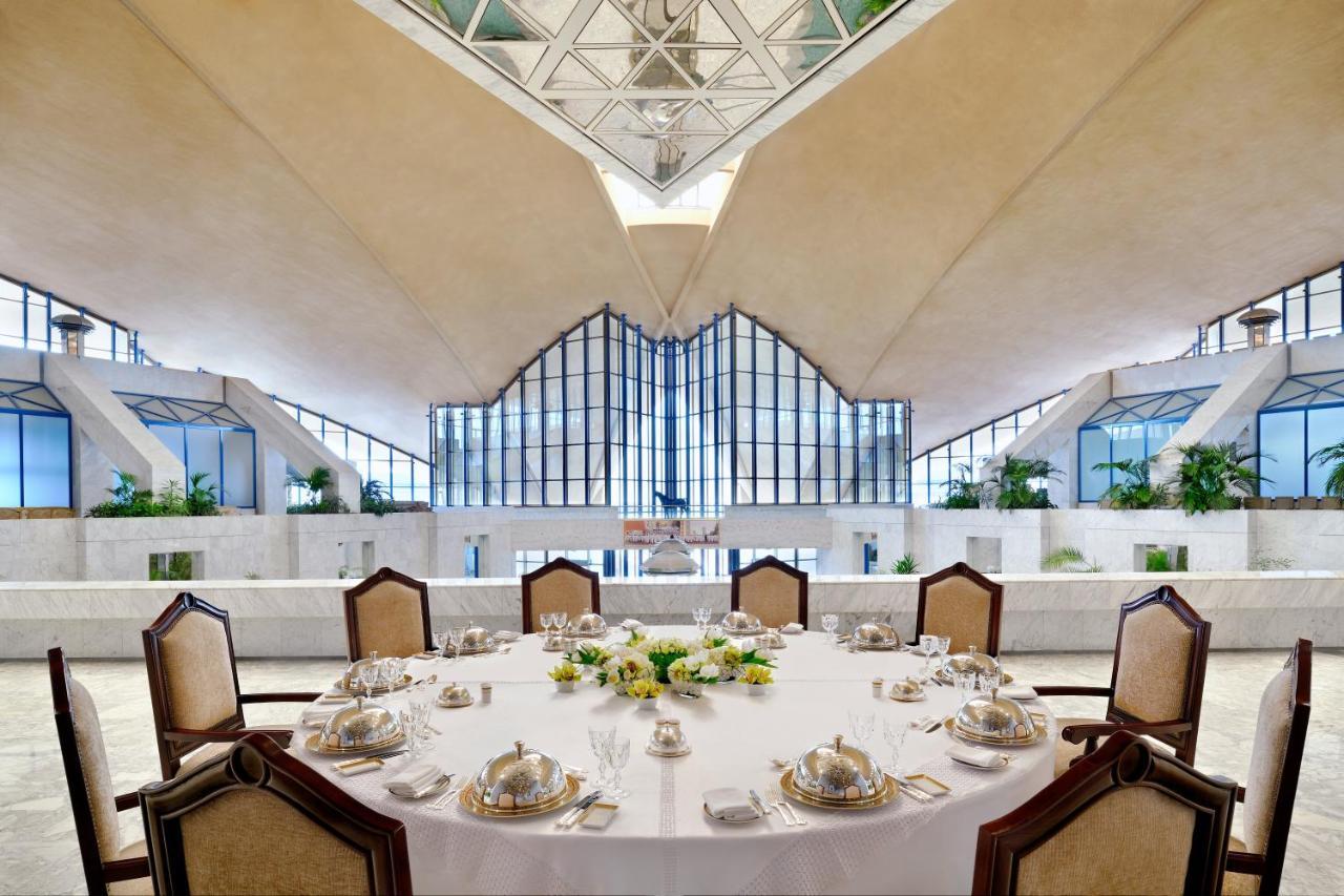 Officers Club & Hotel Абу Даби Екстериор снимка The interior of the National Museum of Singapore