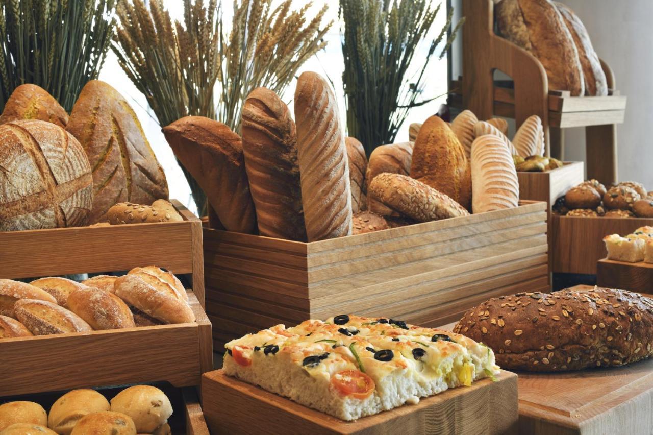 Officers Club & Hotel Абу Даби Екстериор снимка Bread