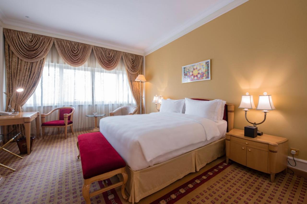 Officers Club & Hotel Абу Даби Екстериор снимка A room at the hotel