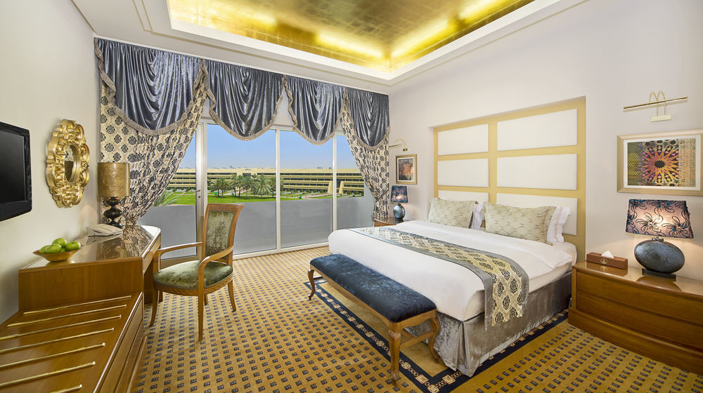 Officers Club & Hotel Абу Даби Екстериор снимка A bedroom at the Jumeirah Creekside