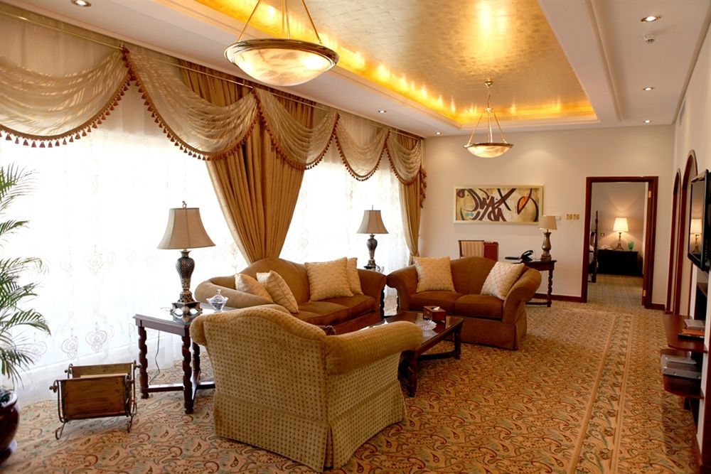 Officers Club & Hotel Абу Даби Екстериор снимка A living room