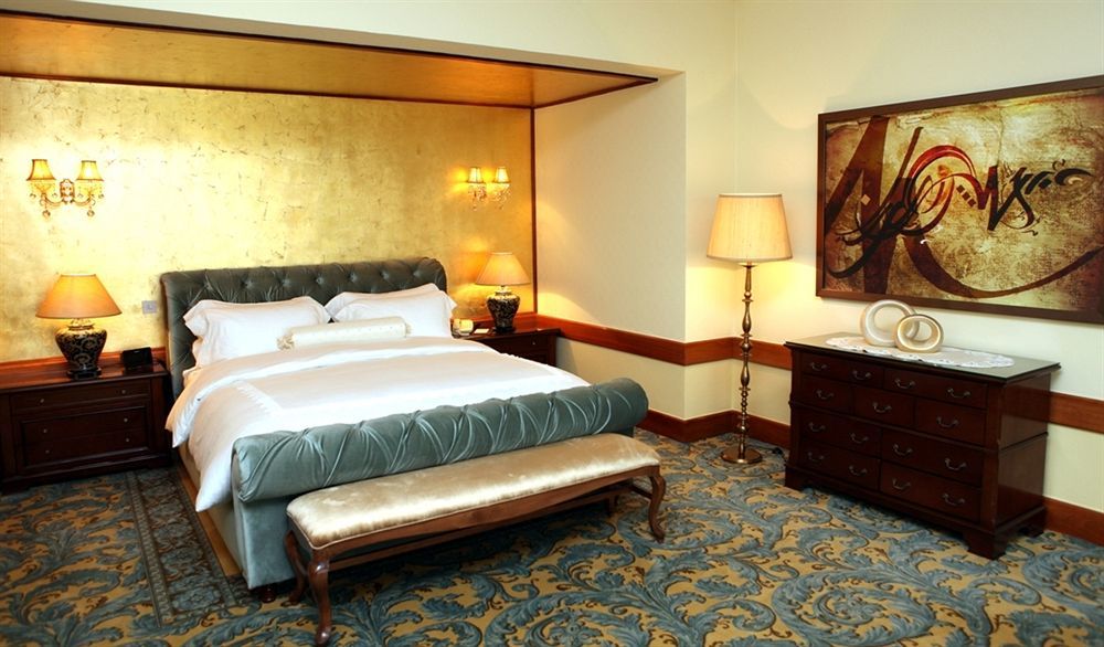 Officers Club & Hotel Абу Даби Екстериор снимка A bedroom at the hotel