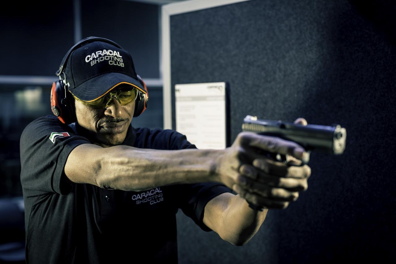 Officers Club & Hotel Абу Даби Екстериор снимка A shooter in the 2012 ISSF World Cup