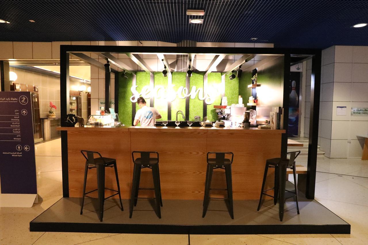 Officers Club & Hotel Абу Даби Екстериор снимка Open kitchen at the restaurant