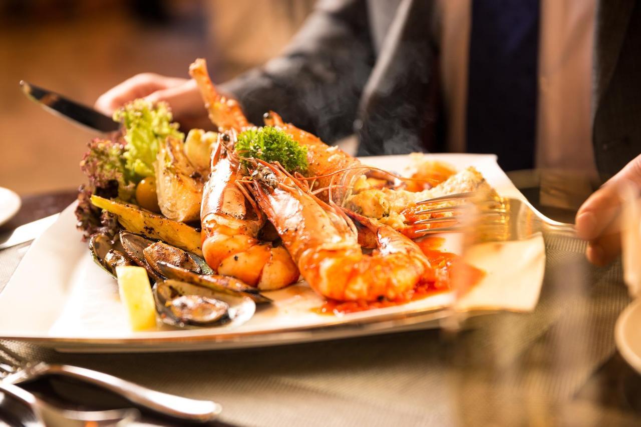 Officers Club & Hotel Абу Даби Екстериор снимка A seafood platter