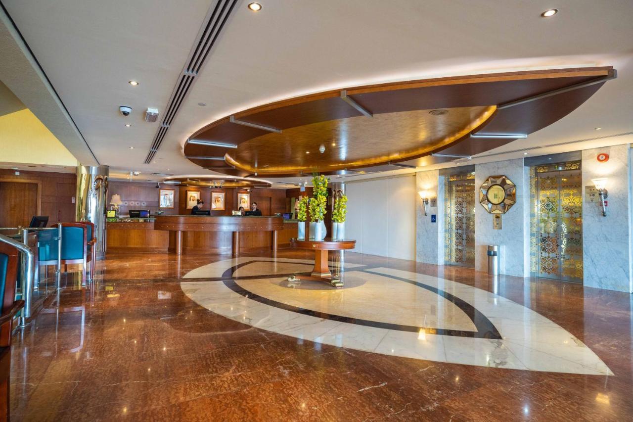 Officers Club & Hotel Абу Даби Екстериор снимка The lobby of the hotel